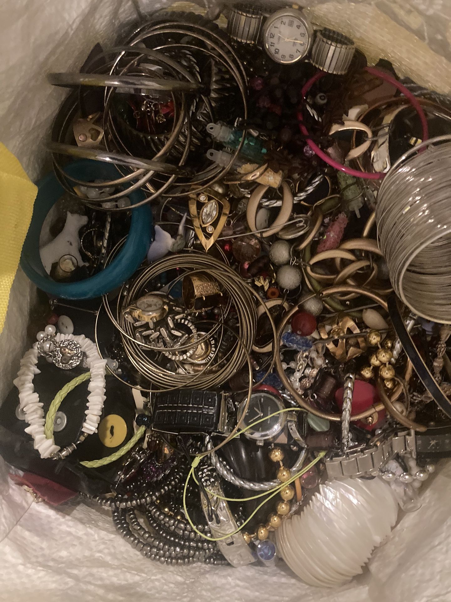 Bag Is Mixed Jewelry.