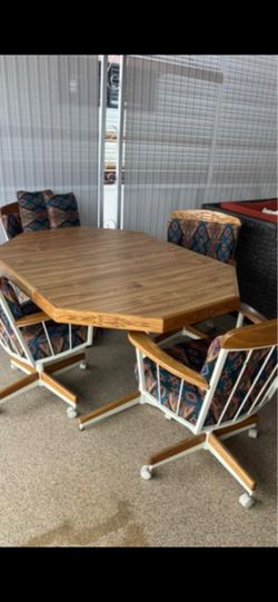 Dining Table With Leaf 4 Chairs And Extra Pillows 