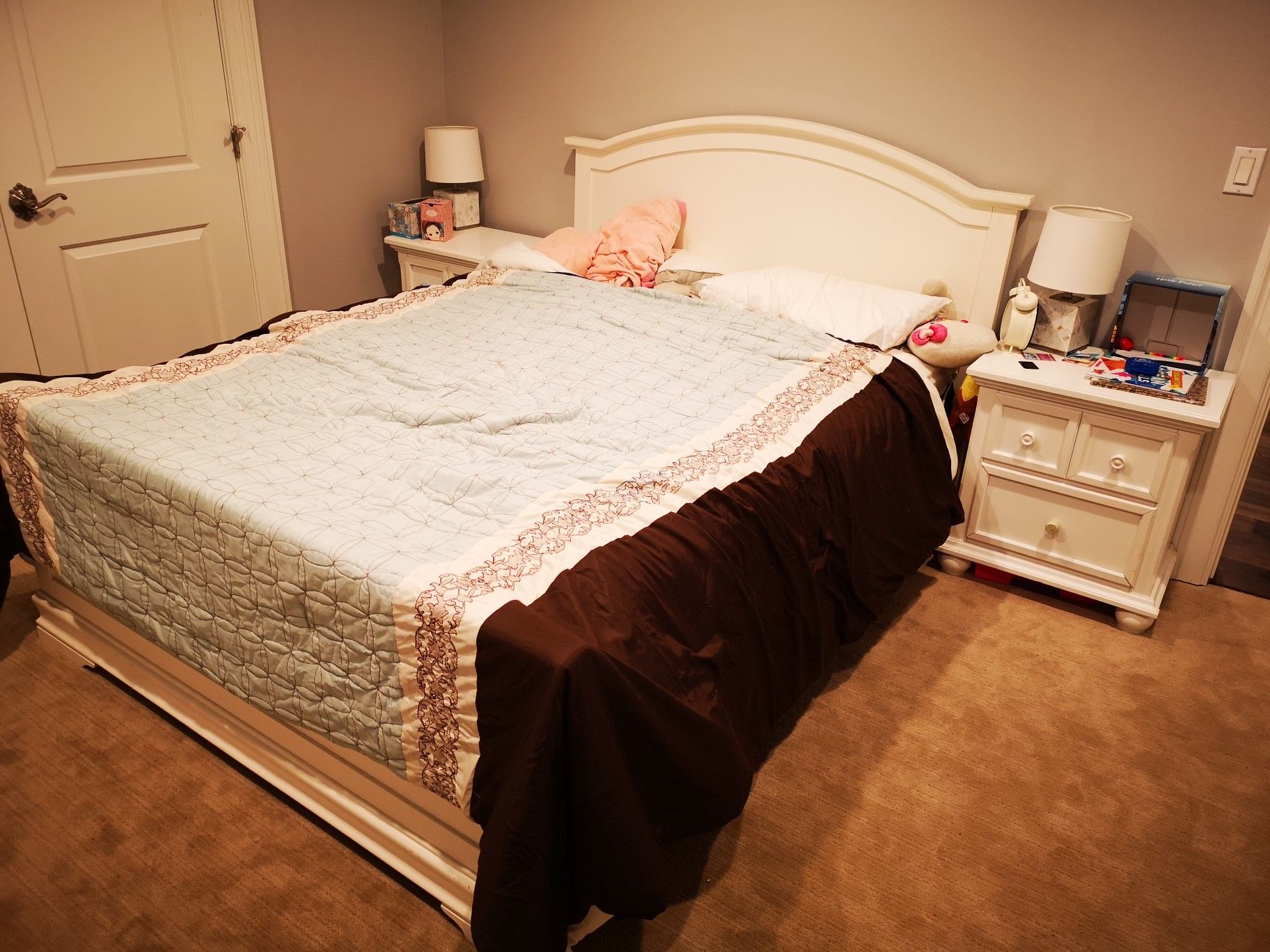 Queen size bed with mattress ＆ 2 night stands