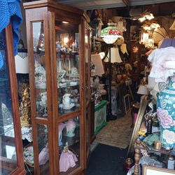 Nice VINTAGE  CURIO CABINET WITH 4 SHELVES  AND TOP  LIGHTING 