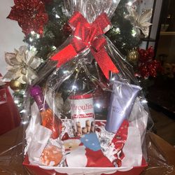Christmas 8 Item Gift Basket