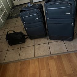 3 Piezas De Maletas Para Viajar Una Grande Otra Mediana Y Una Bolsa Pequeña Todas En Muy Buenas Condiciones $125 For All 