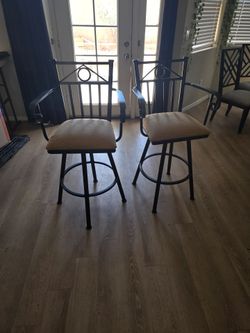 2 bar stools