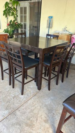 Dining table and 6 Chairs