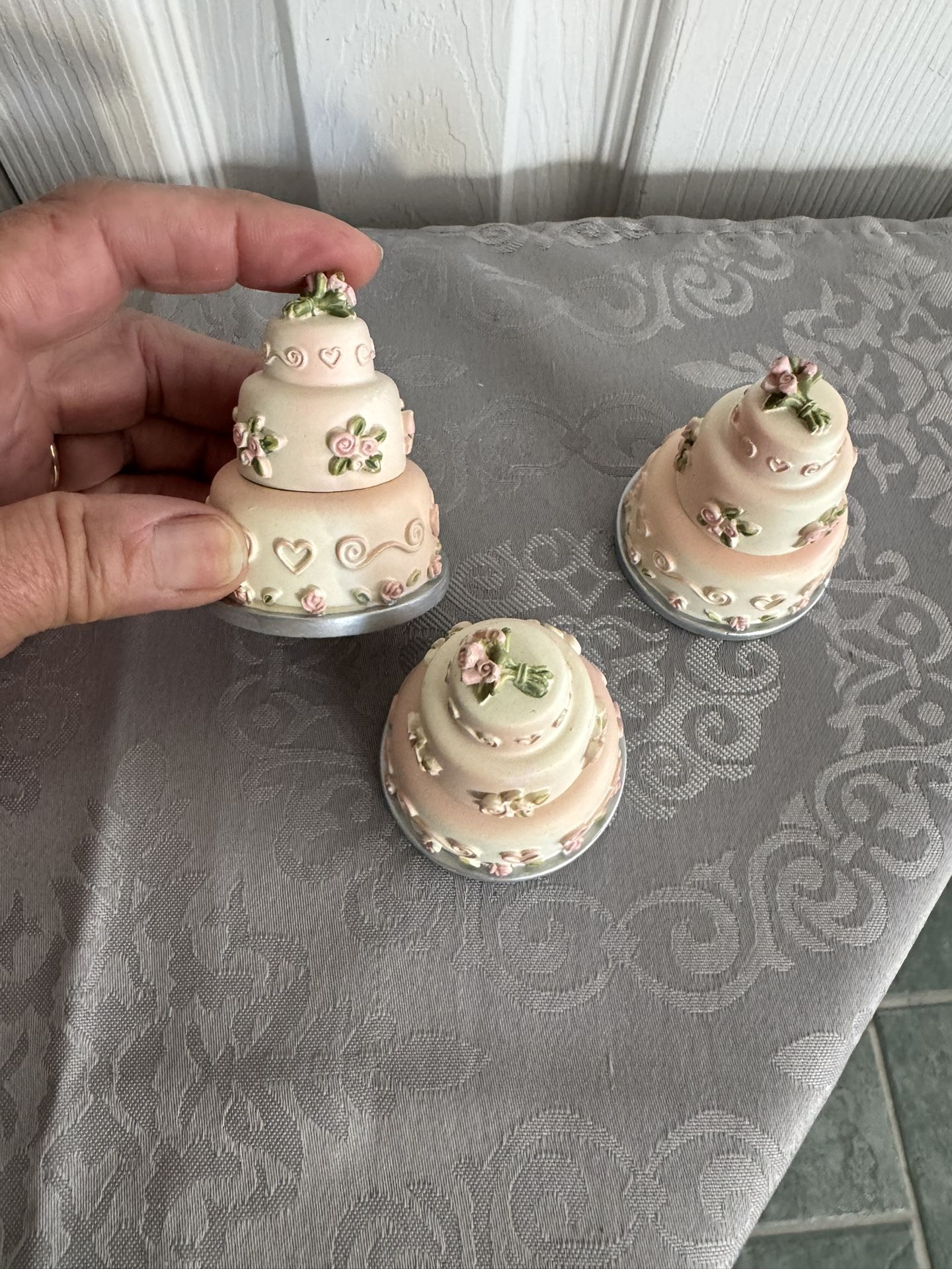 PEARL Stud Earrings in a Ceramic Birthday Cake Gift Box