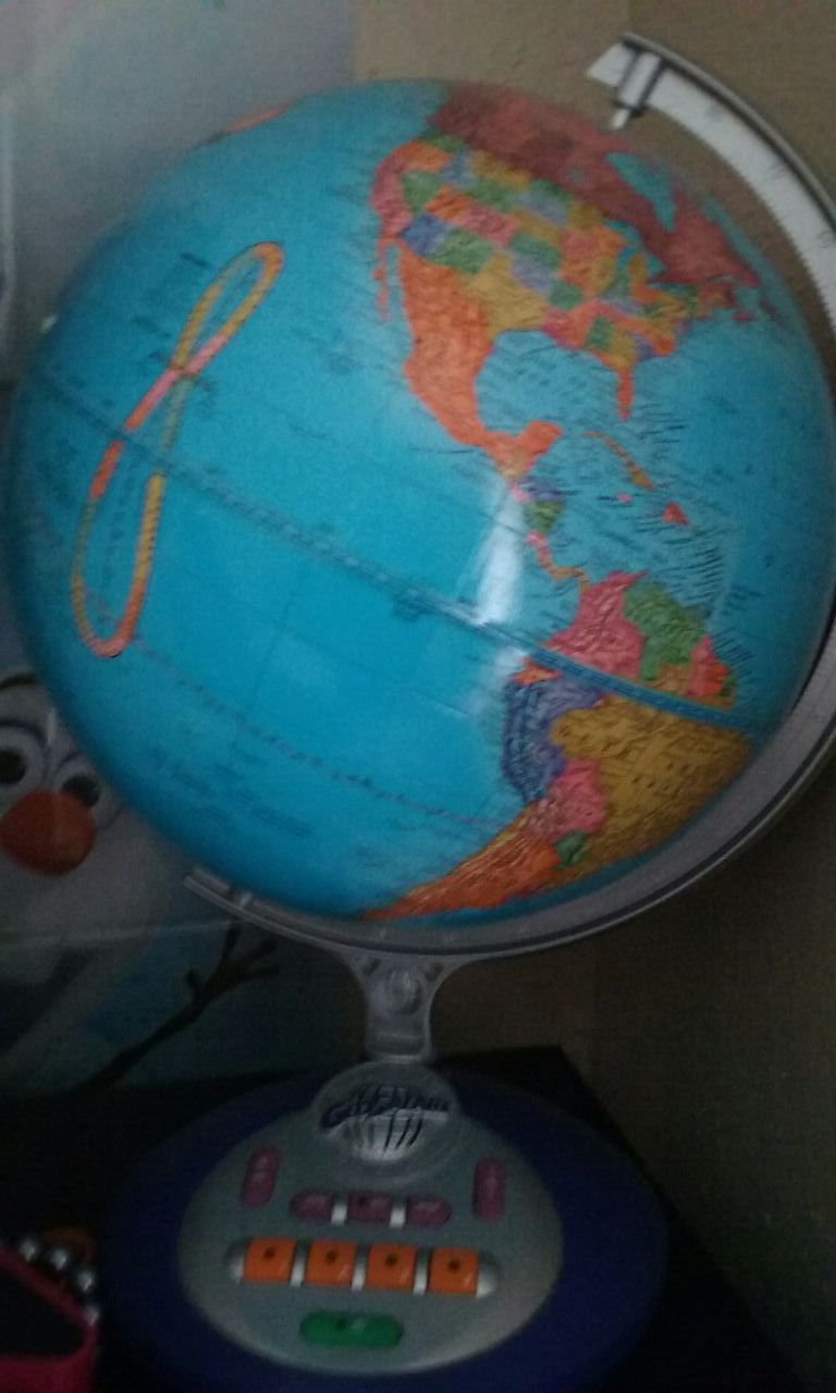 Globo terraqueo y libro con lindas ilustraciones del universo