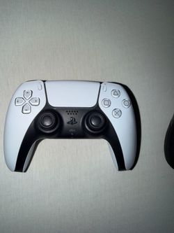 2 PS5 controllers