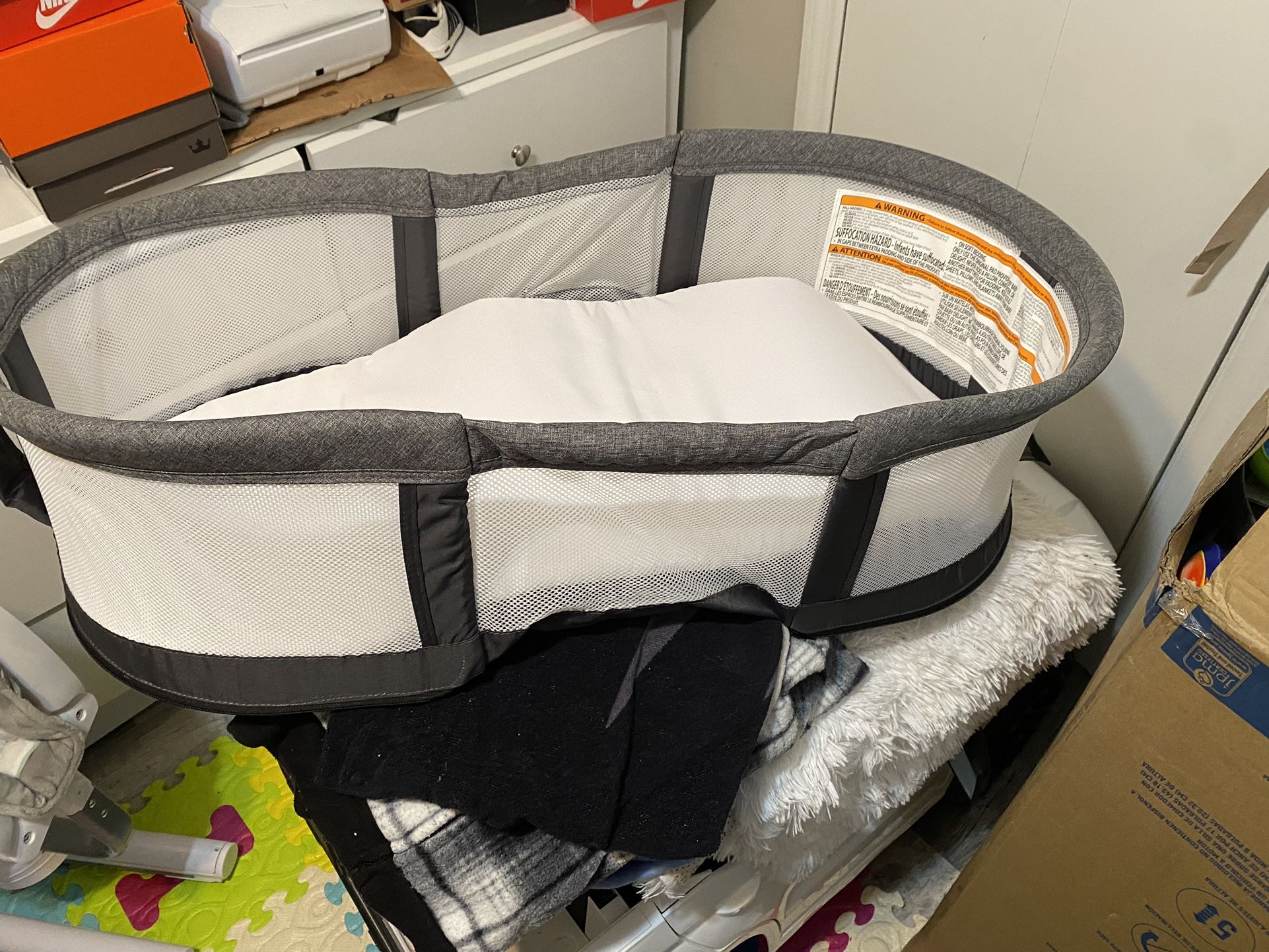 Baby Delight Snuggle Portable bassinet