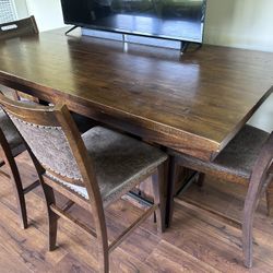 Dining Room Table and 6 Chairs
