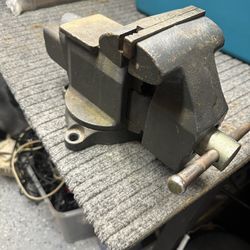 vintage Craftsman 4 1/2-inch swivel bench vise, specifically the model 51865