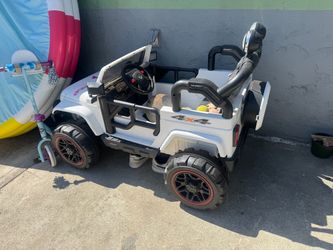 2  seater 12v Kids boy and girl jeep Ride On Car, Electric Off-Road truck with remote controls and I comes with charger $80 firm need it gone asap