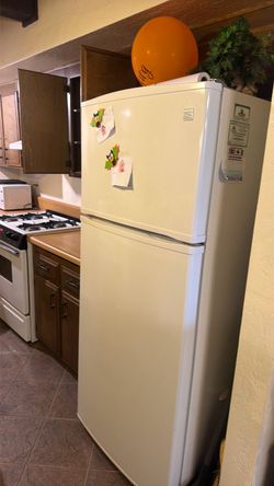 Kenmore Top-Freezer Refrigerator White