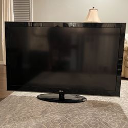 LG TV- 47LD500- 47”