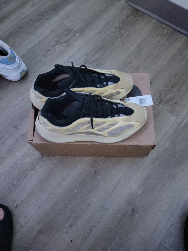 Yeezy 700 V3 pretty beat but fixable