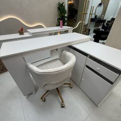 Vendo Mesa de MANICURE NEW Condition Y Ensamblada.