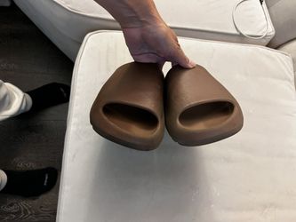 Used Yeezy Slide Size 9 Brown 