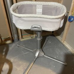 Halo  Bassinest 360 Swivel- Great Condition 
