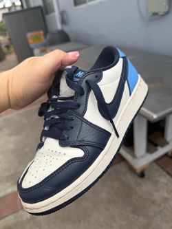 Low Jordan 1’s size 4.5Y