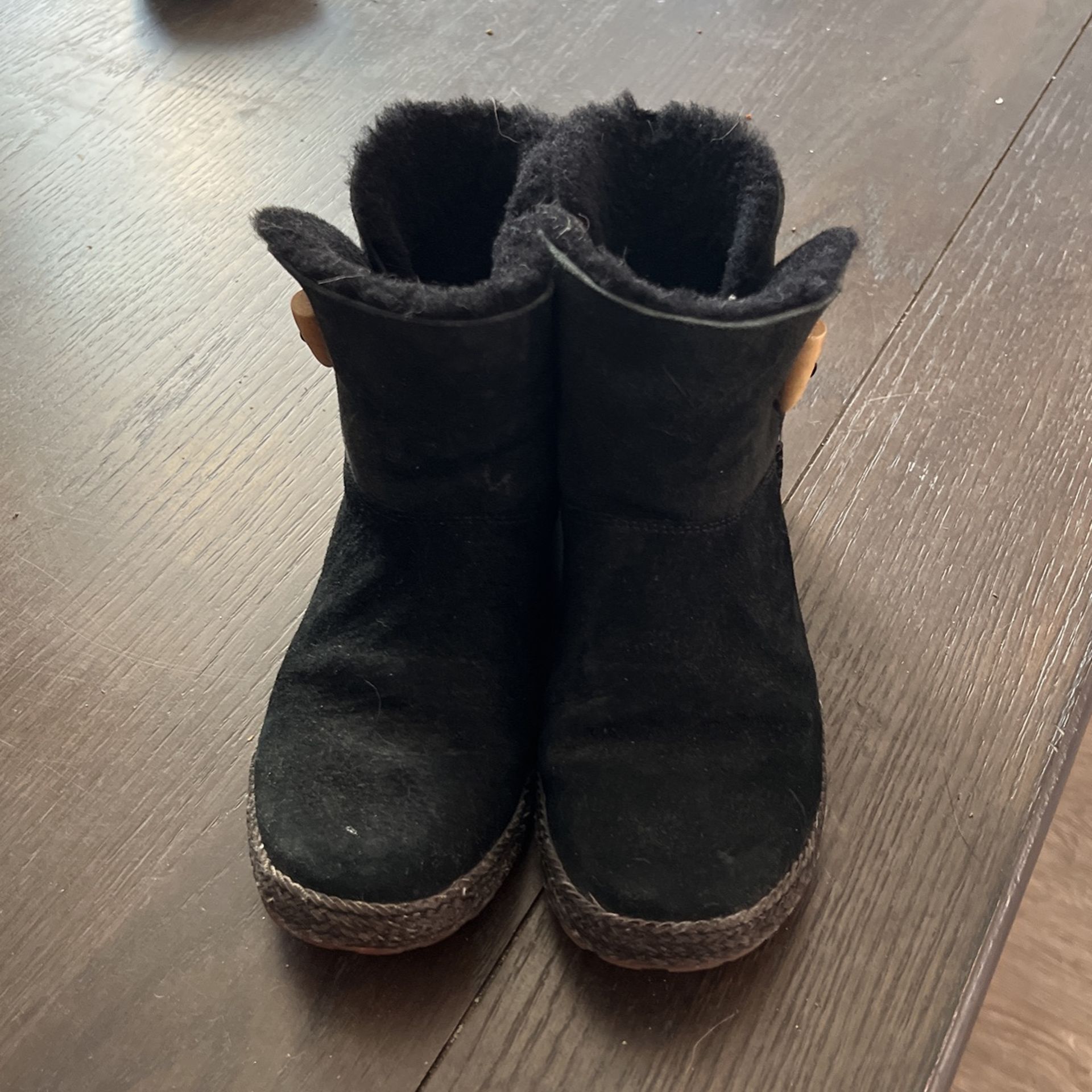 Ugg  Size 7
