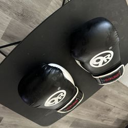 Boxing Gloves In Guc  Size 18 