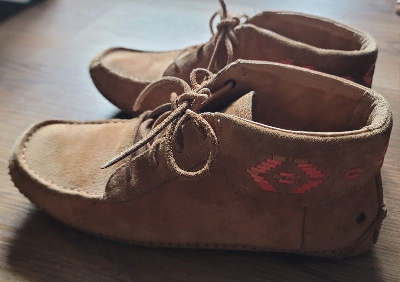 UGG Sz 9.5 Chestnut Suede Moccasin Ankle Boot