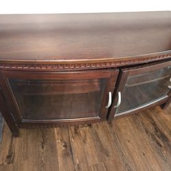 TV/ENTERTAINMENT CENTER