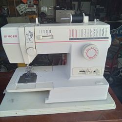 Singer Sewing Machine Works Exalent Comes With Manuel And Some Extras