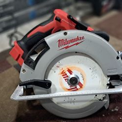 Milwaukee 7-1/4 in. M18 Brushless Circular Saw W/ Charger and Batteryh7