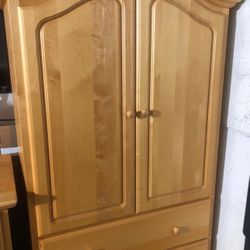 BEAUTIFUL WOOD BEDROOM SET