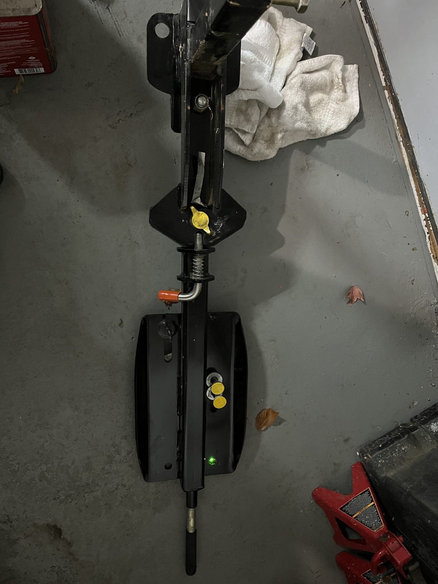 Roadmaster Hitch Spare Tire Mount with 2" Receiver Opening - 2-1/2" Hitches