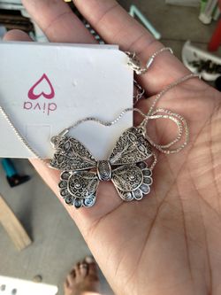BuTTeRfLy pEnDaNt ChAiN NeCkLaCe