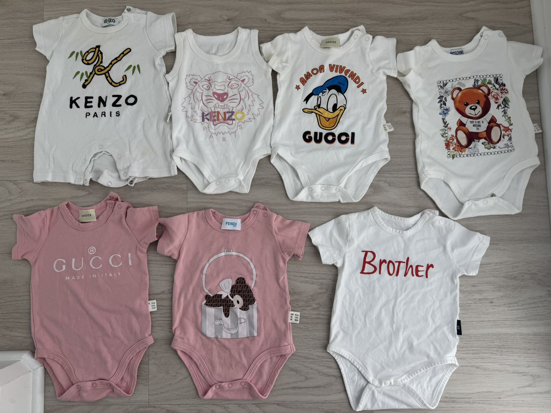 Bundle includes 6 baby pieces in 66–73cm (fits approx. 3–9 months) — mostly short sleeve bodysuits/onesies as shown in photos. Also included: •2 p