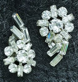 Art deco vintage rhinestone flower earrings w clip backs. 1.25" long