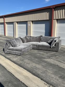 Grey 3 Piece Modular Cloud Style Sectional ( Can Deliver For $10 )