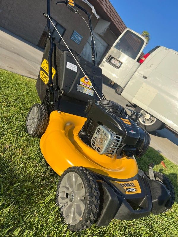 DEWALT GAS SELF-PROPELLED LANW MOWER NEW