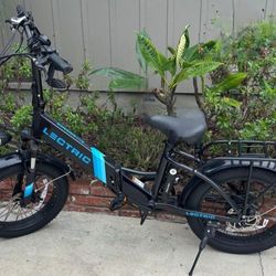 LECTRIC XP 2.0 EBIKE, STEP THROUGH. FOLDABLE! ONLY HAS 20 MILES ON IT! BLACK, LIKE NEW CONDITION!