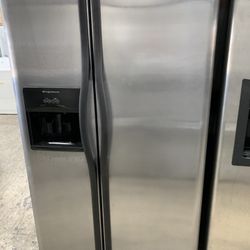 Frigidaire Side By Side In Stainless Steel Used