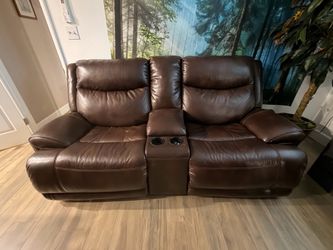 BROWN DUAL RECLINER COUCH  (CENTER CONSOLE W/ USB BUILT IN CHARING STATION)