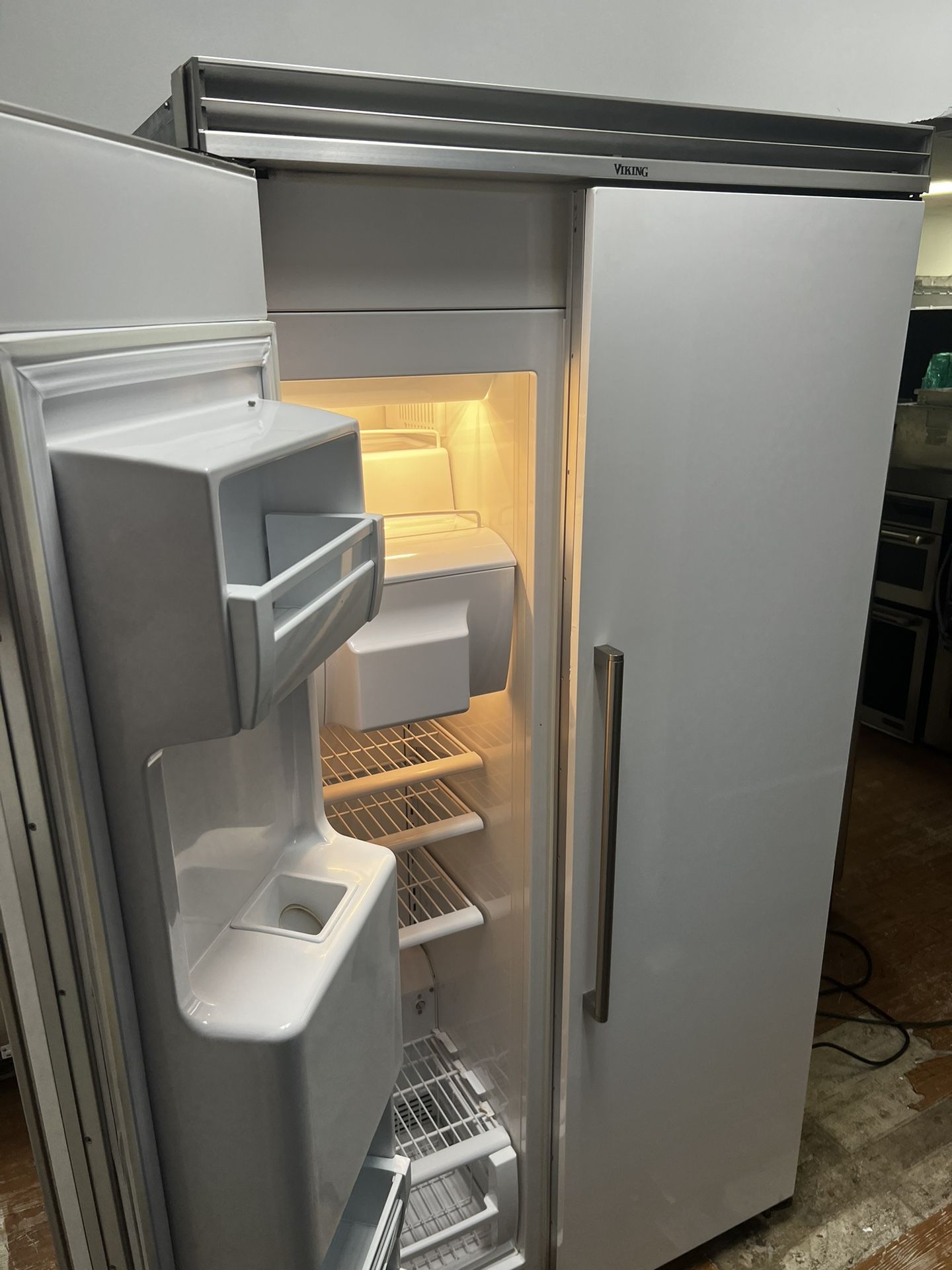 VIKING REFRIGERATOR 42” INCHES TRASH COMPACTOR 18” SINGLE OVEN 30” for