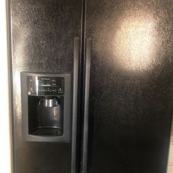Used Fridge,stove,microwave And Diswasher Black Color!!work Good!!! In Good Conditions!! Used Normal!!