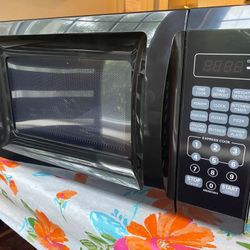 Brand New Black Microwave 700 Watts 