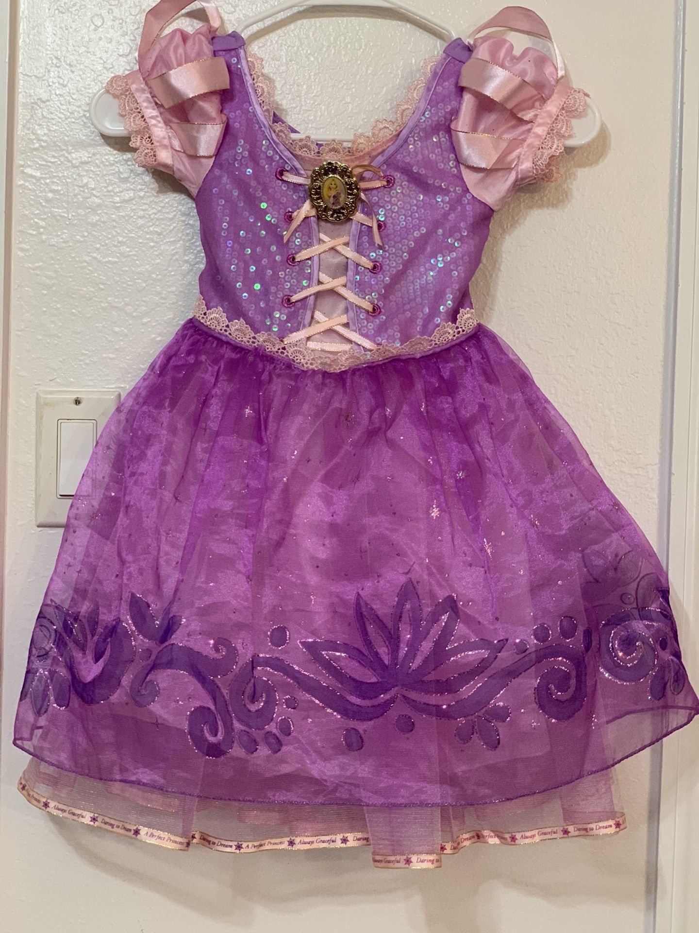 DISNEY RAPUNZEL TANGLED COSTUME Sz 4.   Thrift store find- may have small mark of price on tag