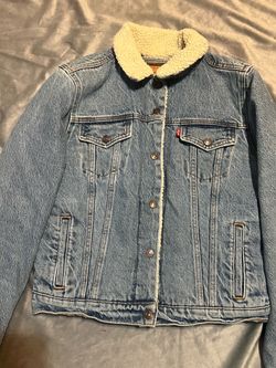Levis Sherpa women’s size Medium