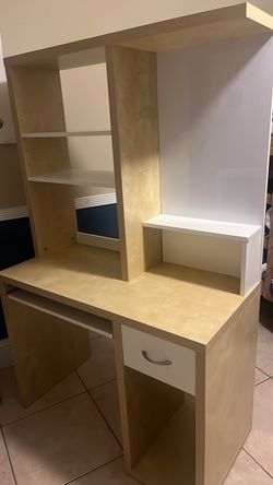 Desk in excellent condition