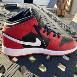 Youth Size 6 Jordan 1 Mid SE