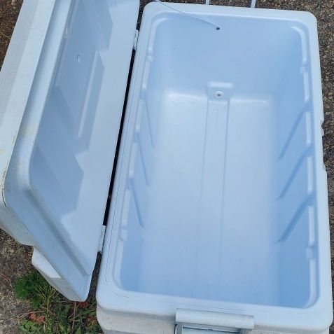 Rubbermaid 48 Quart Hard Sided Cooler, Red for Sale in Holland, MI - OfferUp