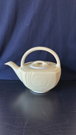 Teapot Hall pale yellow   Beautiful  6 cup porch pick up