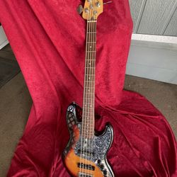 Bajo Eléctrico FENDER JAZZ BASS 5 Cuerdas 