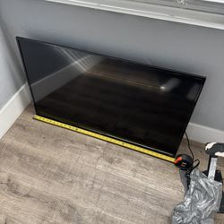 35” Roku TV With Mount