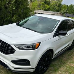 2022 White Ford Edge